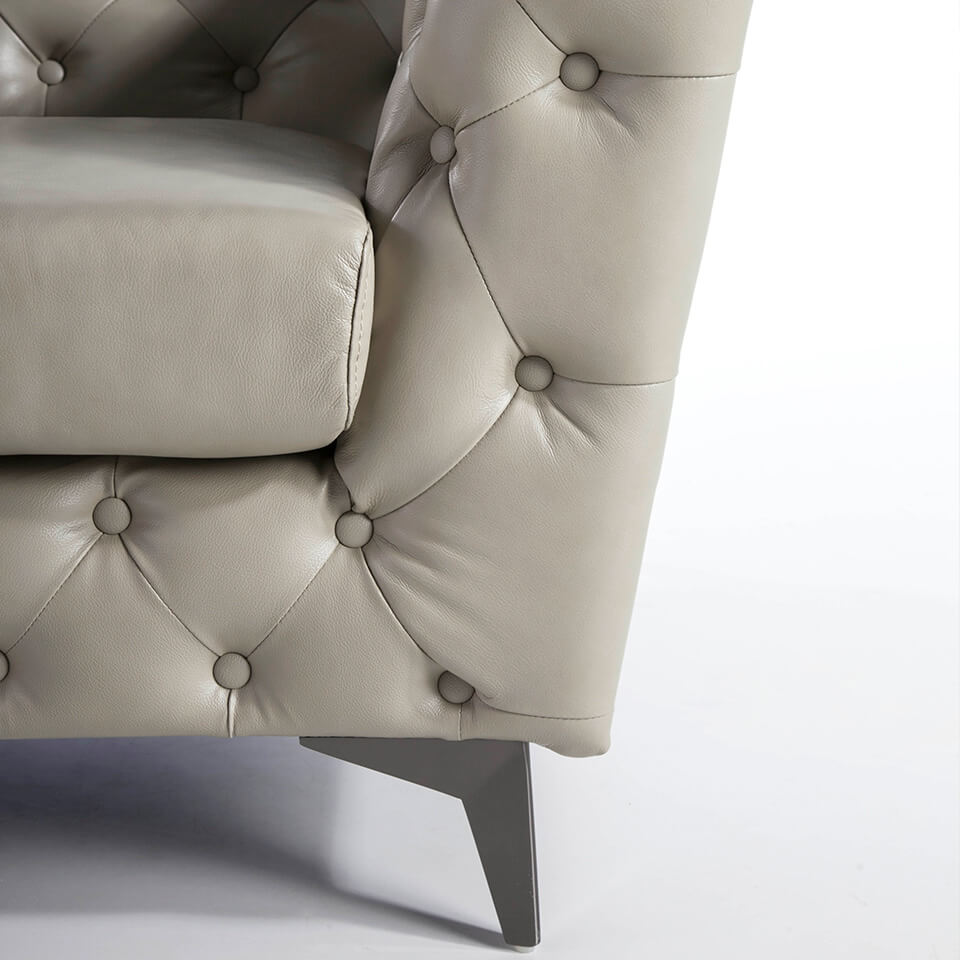 Armchair upholstered in leather witn capitone effect Armchair upholstered in leather witn capitone effect