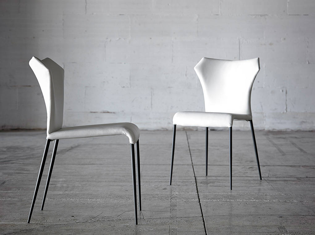 Stuhl aus Kunstleder mit schwarzen Stahlbeinen