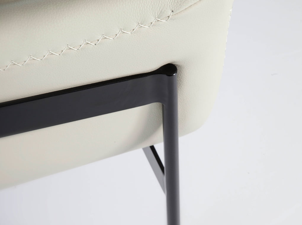 Sessel mit Leder und schwarzen Stahlbeinen gepolstert