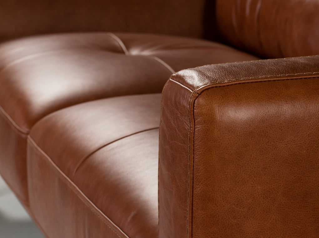 2-Sitzer-Sofa mit Lederbezug und Beinen aus Walnussholz 2-Sitzer-Sofa mit Lederbezug und Beinen aus Walnussholz