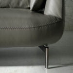 3-Sitzer-Sofa mit Lederbezug und Beinen aus poliertem Stahl
