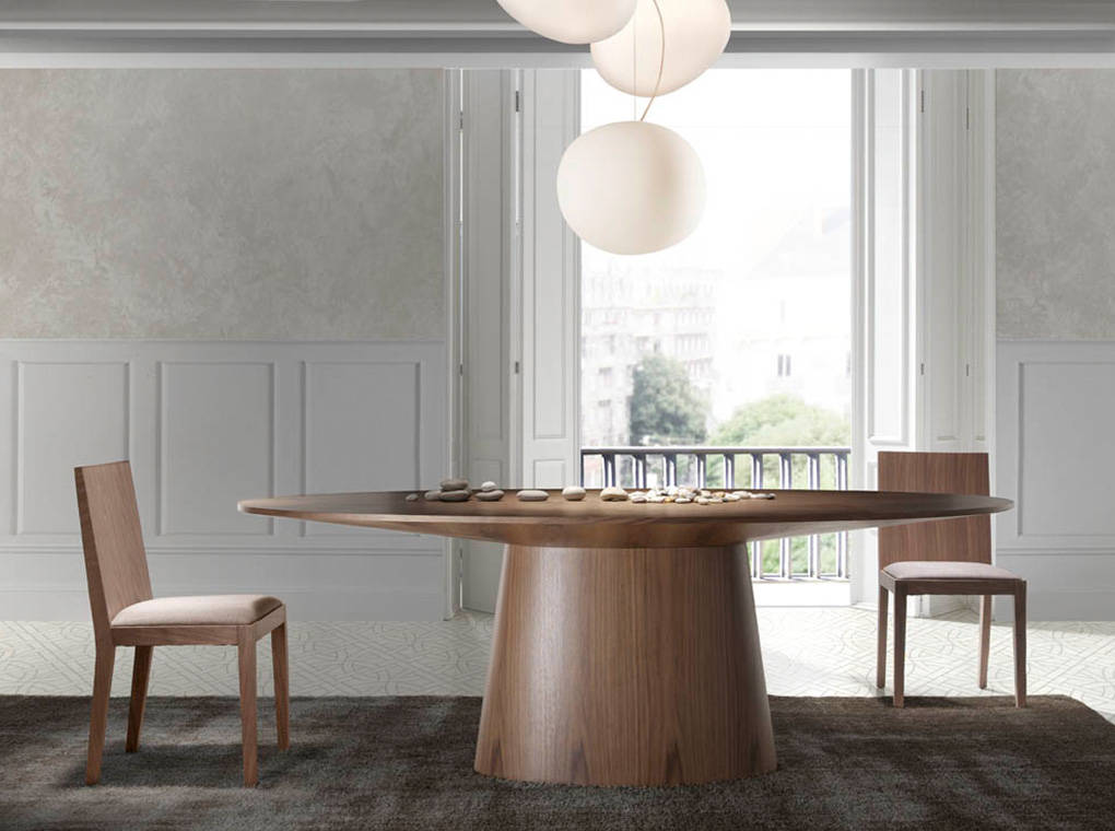 Oval dining table in walnut veneered wood. Oval dining table in walnut veneered wood.