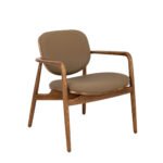 Fauteuil tapissé en croûte de cuir et pieds en frêne