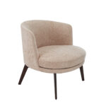 Кресло из кремовой ткани