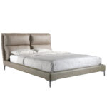 Cama tapizada en polipiel con cojines