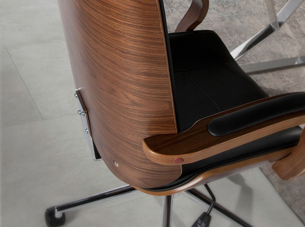 Office armchair upholstered in black leatherette Office armchair upholstered in black leatherette