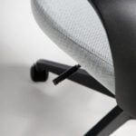 Офисный стул, обитый серой тканью, с подлокотниками