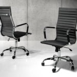 Вращающийся офисный стул, обитый черным кожзаменителем, с каркасом из хромированной стали