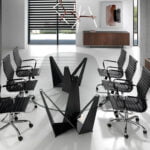 Drehbarer Bürostuhl aus schwarzem Kunstleder mit verchromtem Stahlrahmen