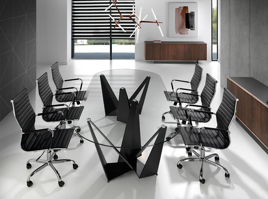 Вращающийся офисный стул, обитый черным кожзаменителем, с каркасом из хромированной стали