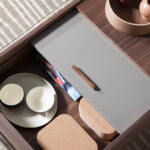 Журнальный столик из дерева орехового цвета и хромированной стали с раздвижным ящиком