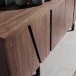 Sideboard aus Walnussholz und schwarzem Stahl