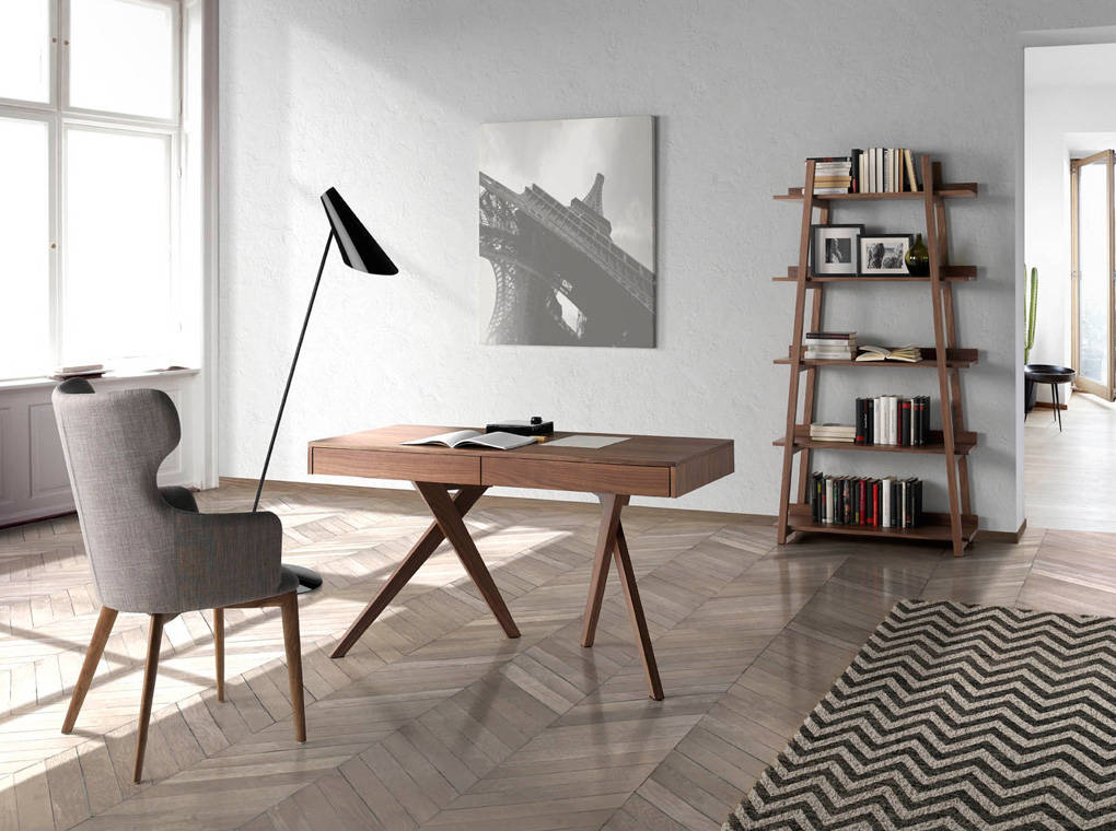 Upholstered chair with structure in Walnut wood color and upholstered in cloth. Upholstered chair with structure in Walnut wood color and upholstered in cloth.