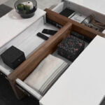 Tavolino in legno bianco con cassetti e legno di noce