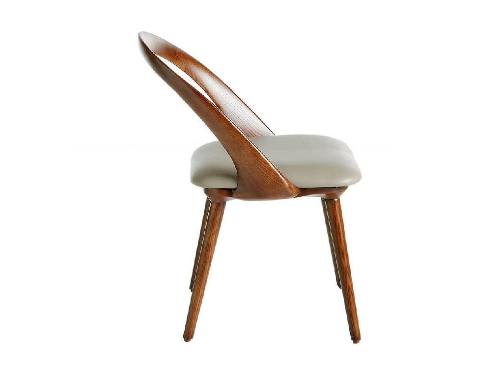 Silla de madera color nogal con asiento tapizado en polipiel