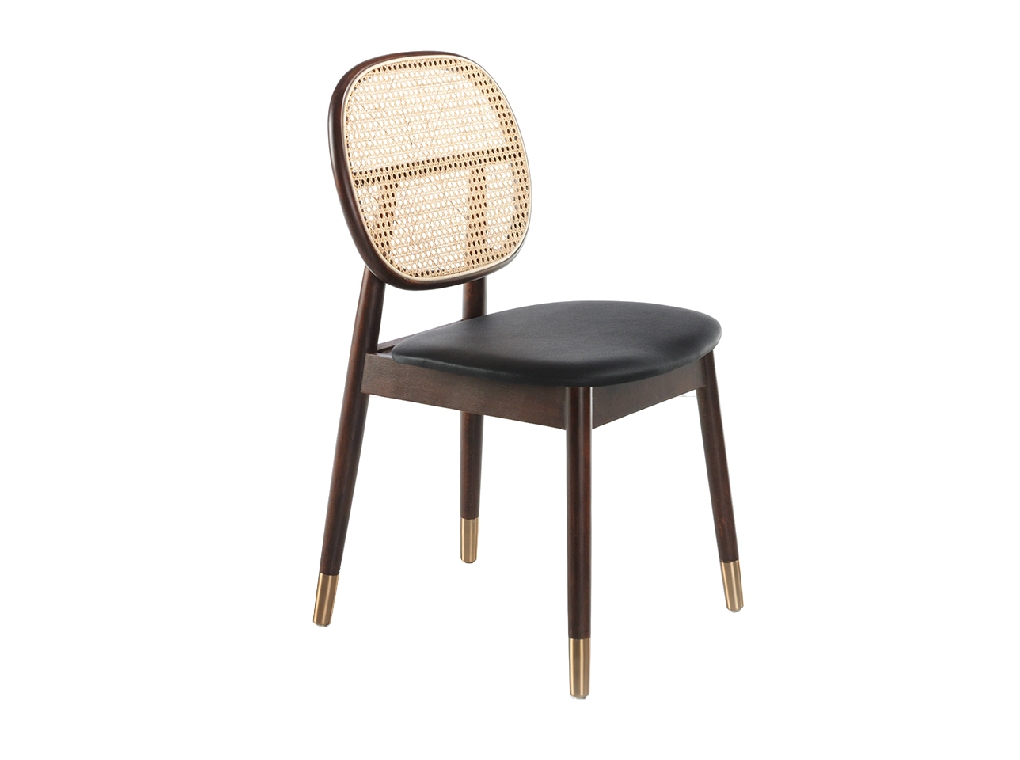 Sedia rivestita in similpelle con schienale in rattan e gambe in legno di noce