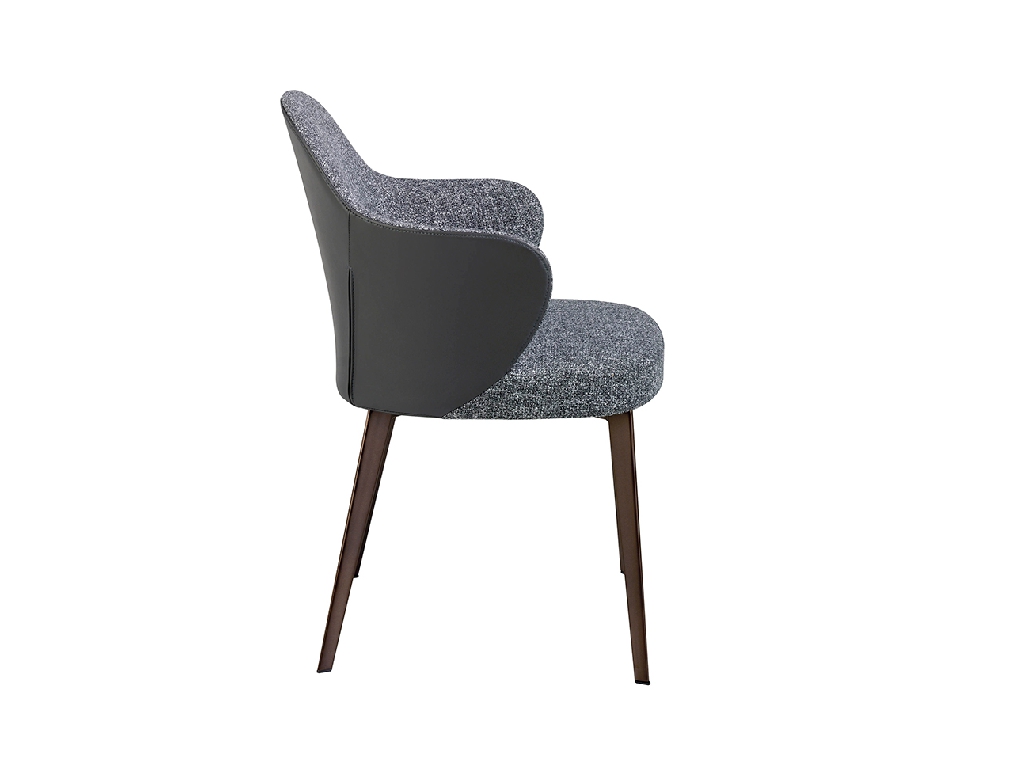 Обитый тканью и кожзаменителем стул с темно-коричневой стальной конструкцией