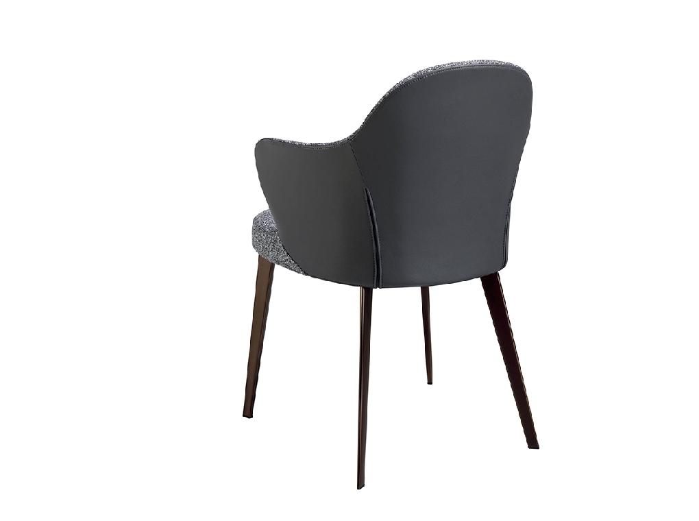 Обитый тканью и кожзаменителем стул с темно-коричневой стальной конструкцией