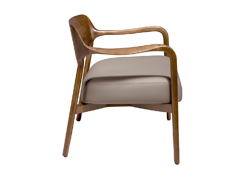 Fauteuil tapissé en éco-cuir et structure en bois de frêne