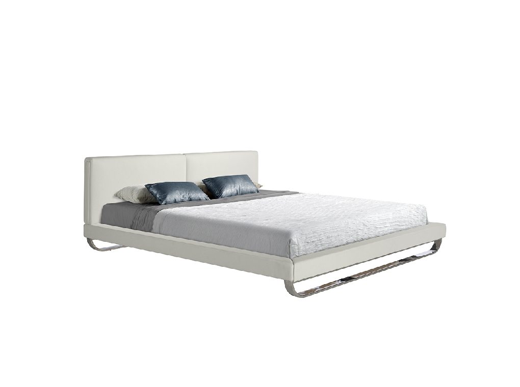 Letto rivestito in similpelle con gambe in acciaio lucido