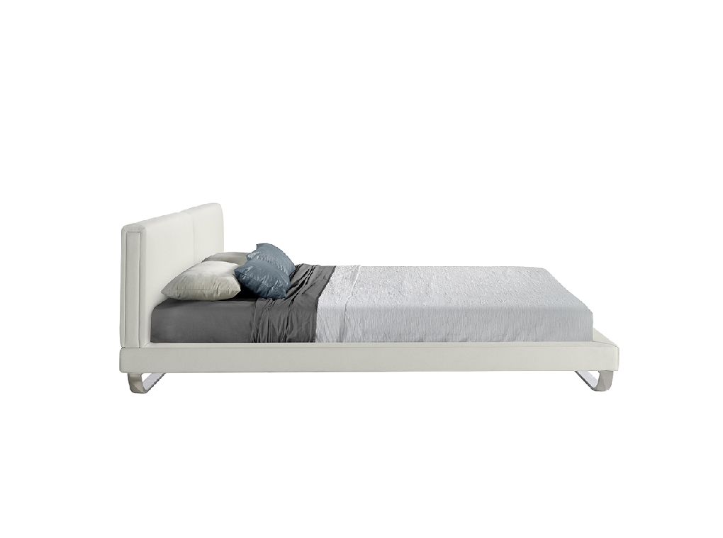 Letto rivestito in similpelle con gambe in acciaio lucido