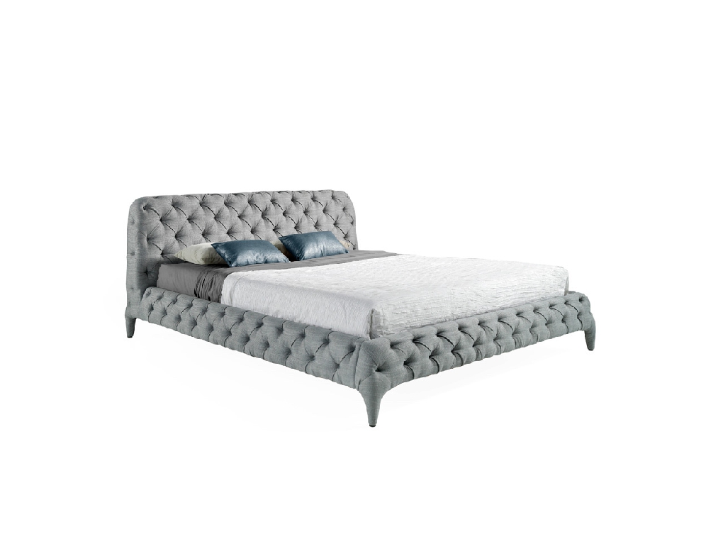 Bed upholstered in tufted fabric