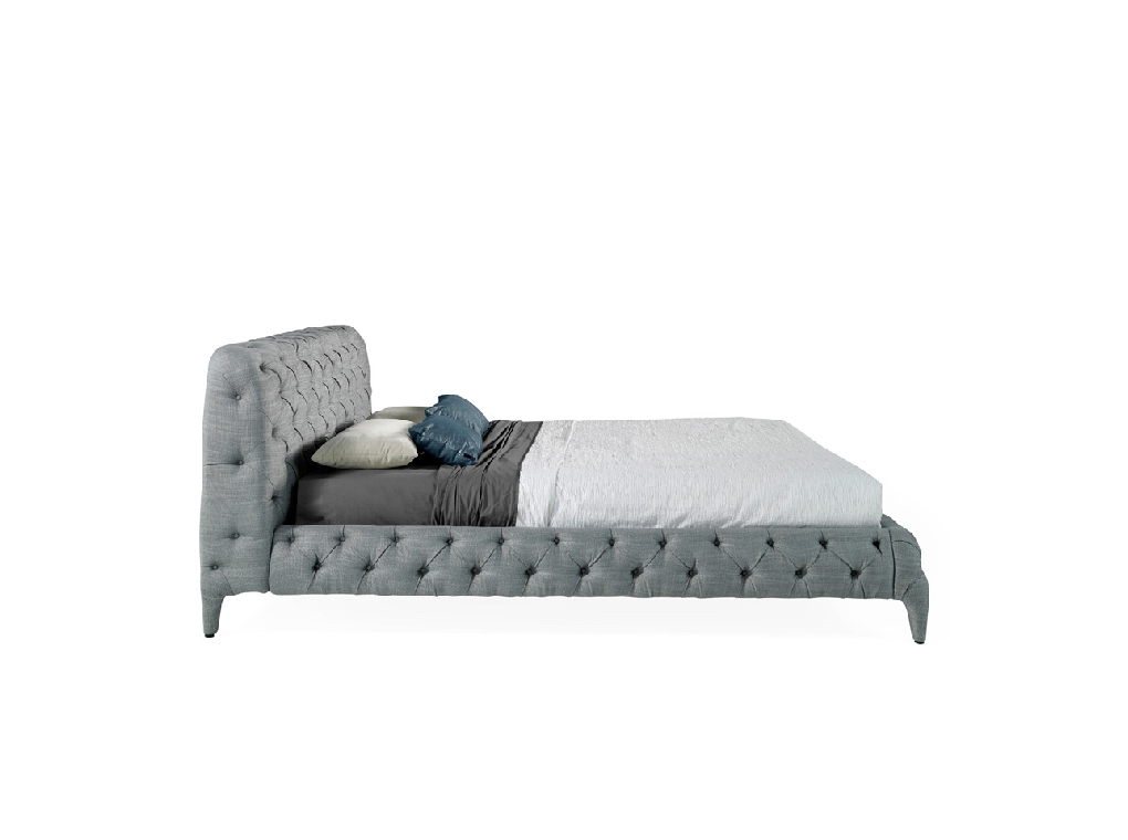 Bed upholstered in tufted fabric