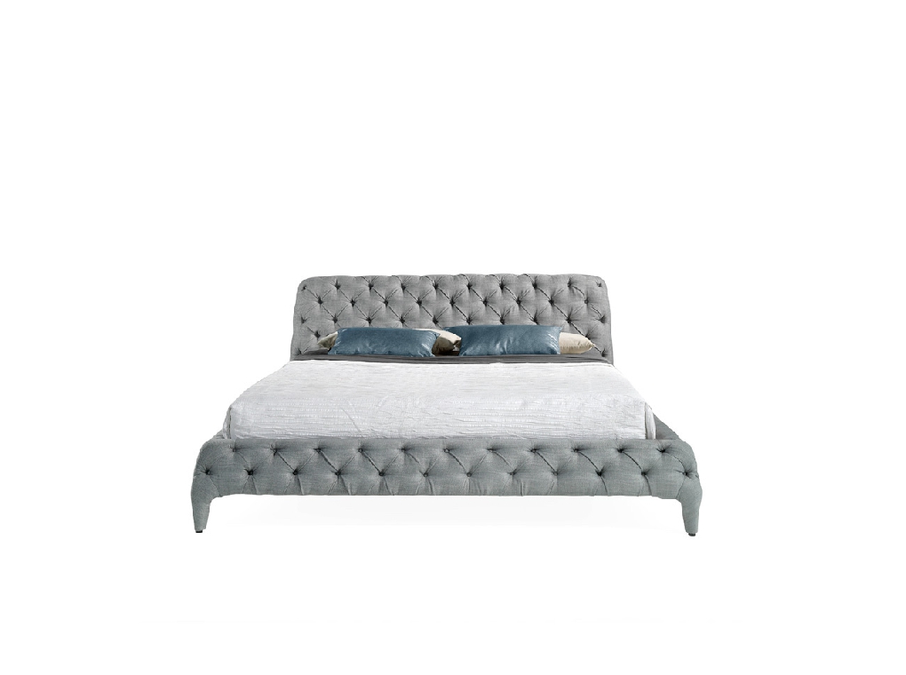 Bed upholstered in tufted fabric