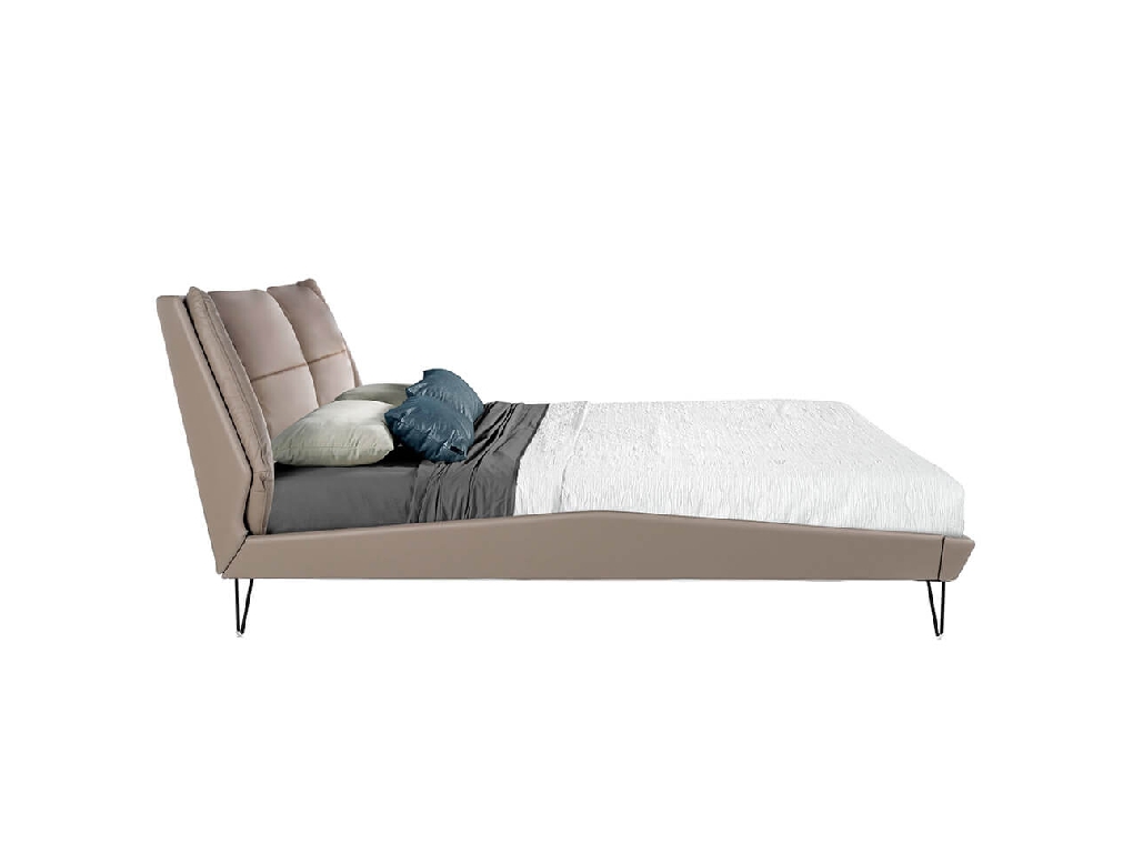 Letto rivestito in similpelle con gambe in acciaio nero