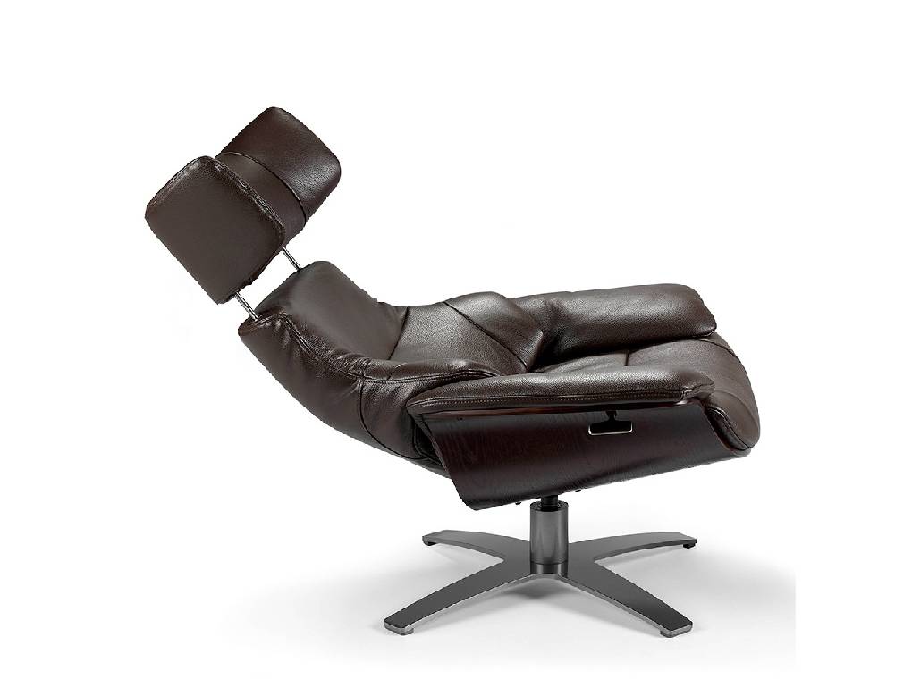Swivel armchair upholstered in leather with reclining backrest relaxation mechanism Swivel armchair upholstered in leather with reclining backrest relaxation mechanism