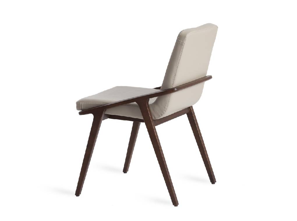 Stuhl aus massivem Nussbaum mit gepolsterter Sitzfläche. Stuhl aus massivem Nussbaum mit gepolsterter Sitzfläche.