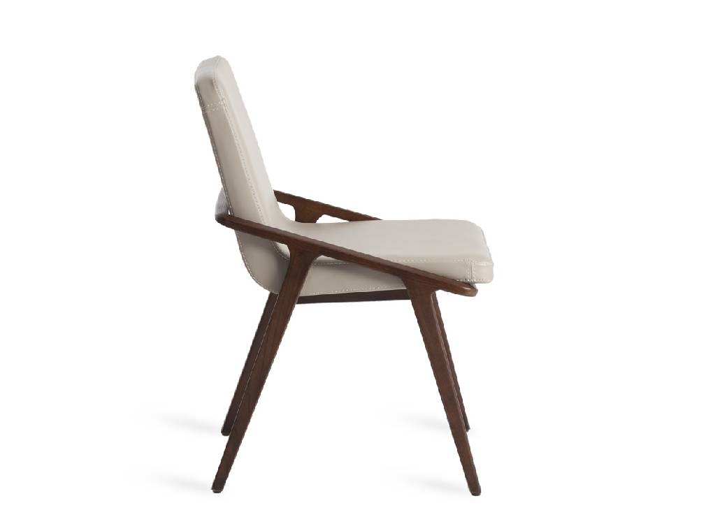 Stuhl aus massivem Nussbaum mit gepolsterter Sitzfläche. Stuhl aus massivem Nussbaum mit gepolsterter Sitzfläche.