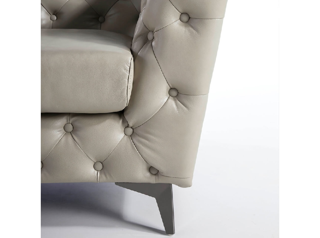 Armchair upholstered in leather witn capitone effect Armchair upholstered in leather witn capitone effect