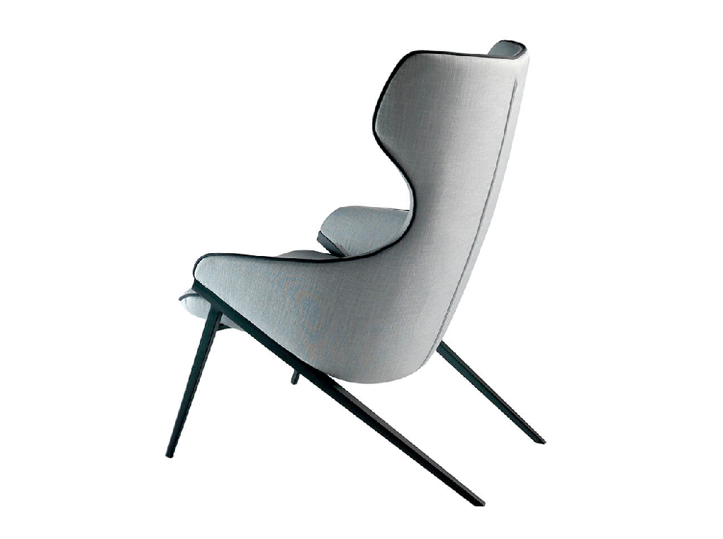 Mit Stoff gepolsterter Sessel mit schwarzer Stahlverkleidung und Beinen