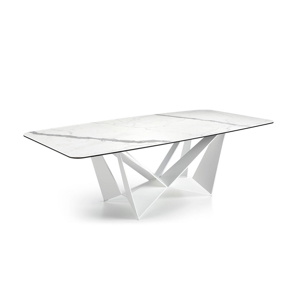 Mesa de comedor rectangular con estructura de acero y tapa de mármol