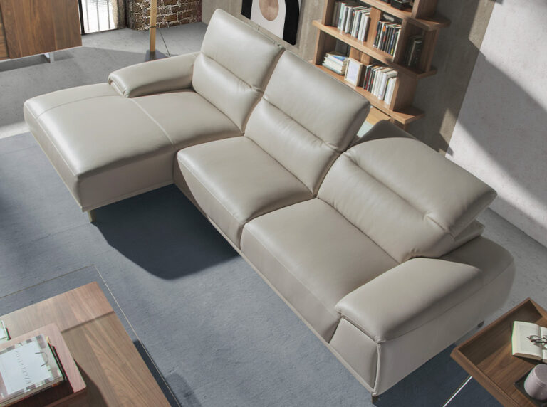 Sofá chaise longue tapizado en piel y respaldos articulados Muebles