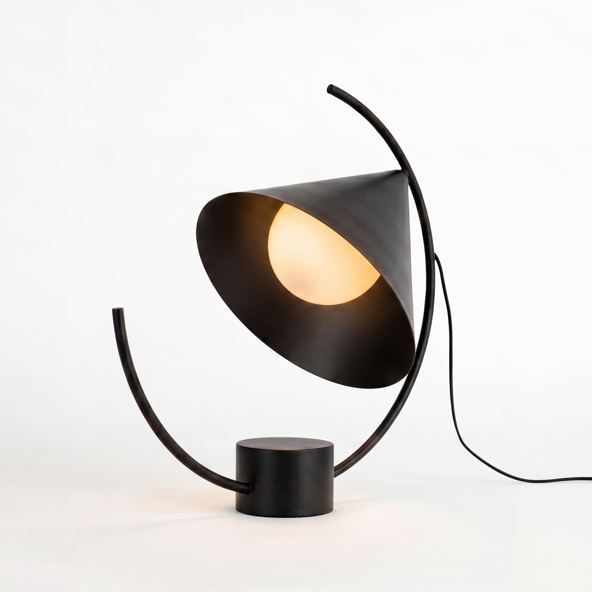 C_8117-lampara-sobremesa-acero-negro-table-lamp-angel-cerda_5